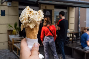 Schepijs van een Berlijnse ijssalon op een hoorntje