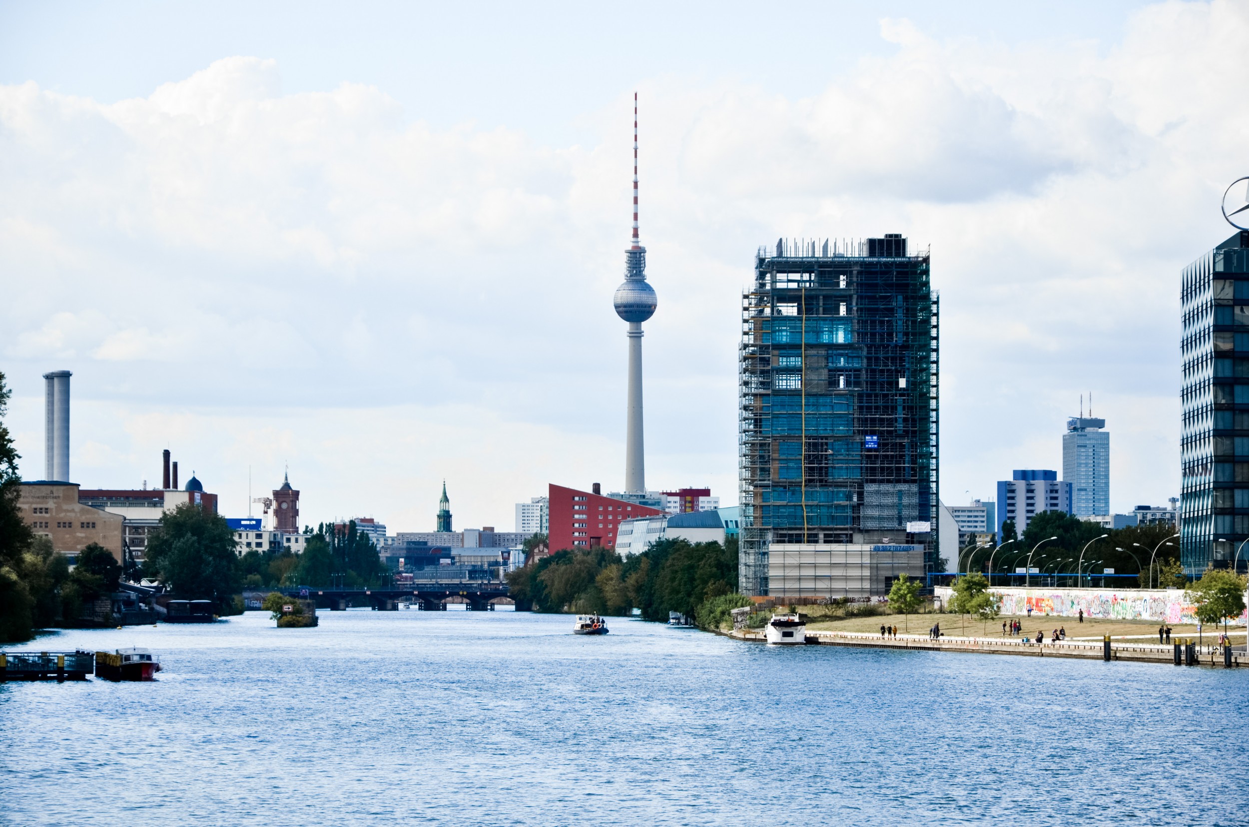 Fernsehturm over de Spree in Berlijn