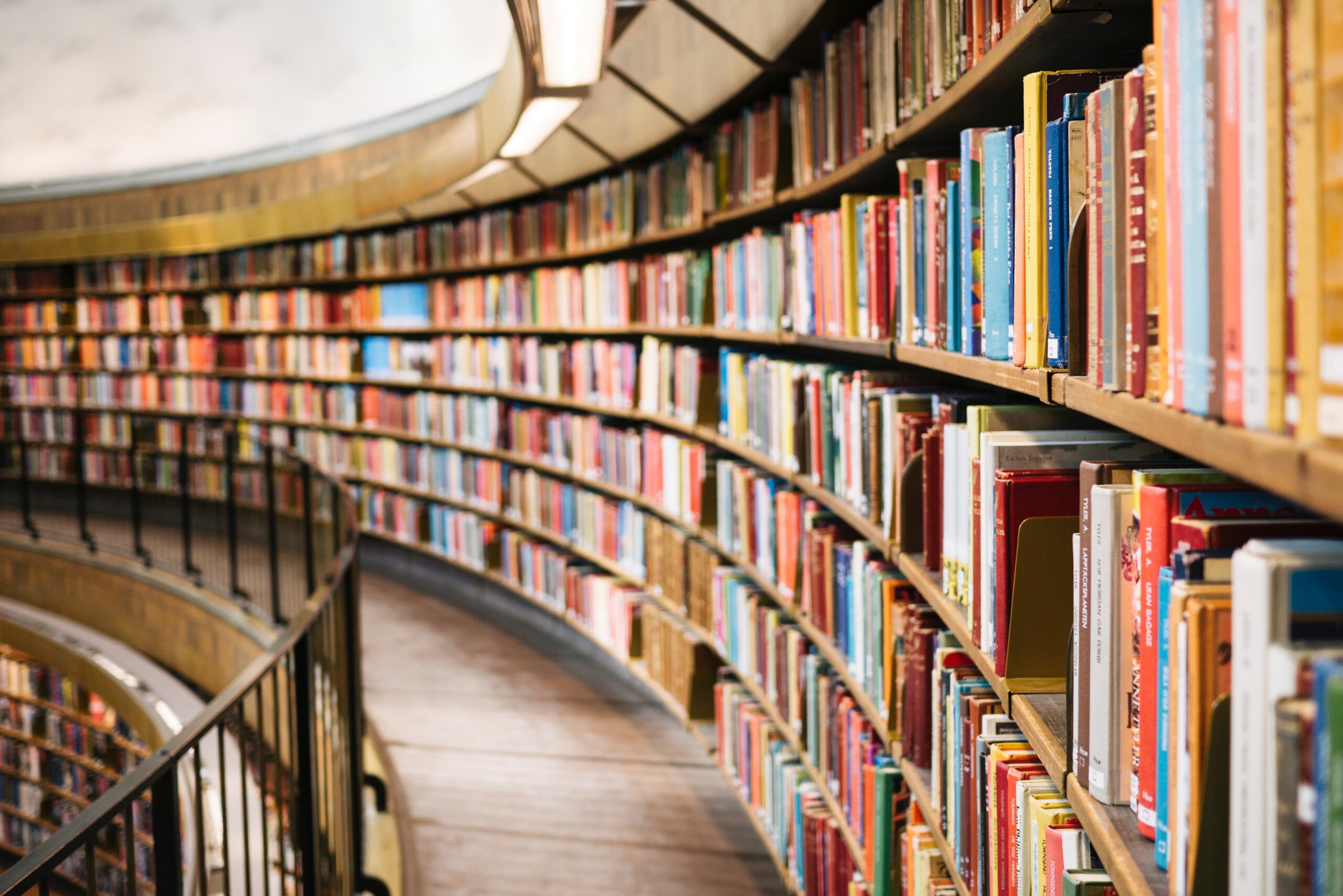 Boekenkasten in een Berlijnse boekhandel