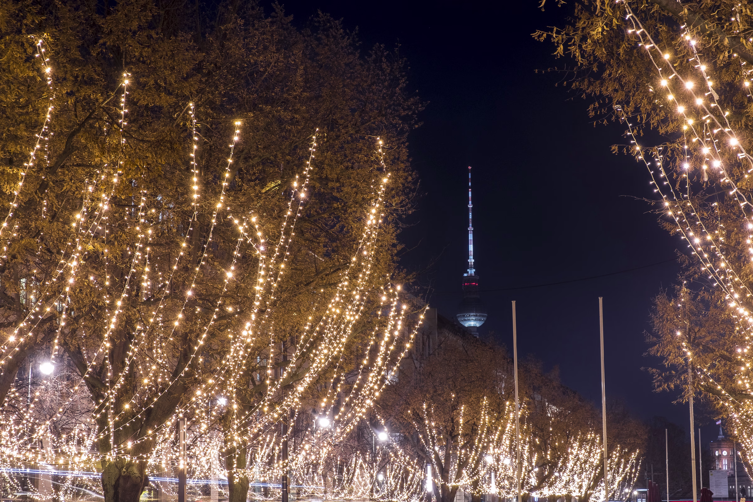 Kerstlichtjes boven een Berlijnse straat